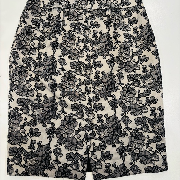 Ann Taylor Black and Cream Floral Pencil Skirt size 4 mint condition - Picture 3 of 8